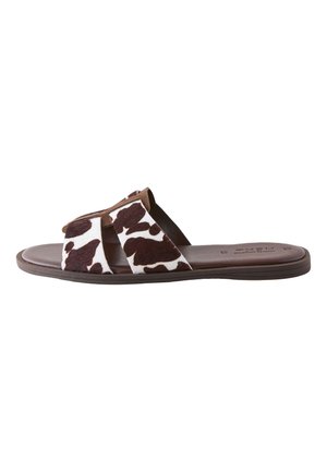 Sandali slides in pelle di mucca marrone e bianca con suola in pelle marrone, caratterizzati da due ampie fasce sovrapposte e design piatto.