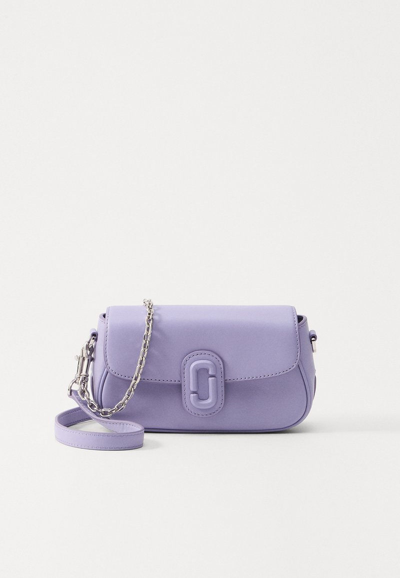 Bolsa crossbody sintética roxa com uma alça de corrente, forma retangular, logótipo em relevo na frente e fecho magnético.