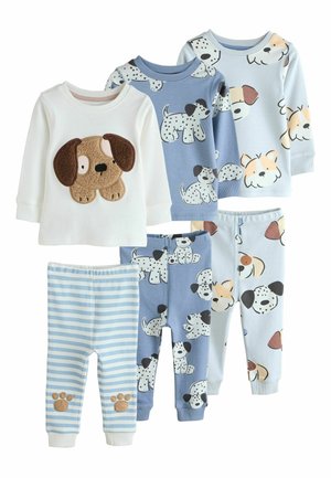 Tri súpravy detských pyžám so psíkovými motívmi, vrátane hnedého psíka aplikácie, vzorov s bodkovanými psami a pruhovaných nohavíc s náplasťami v tvare labiek.