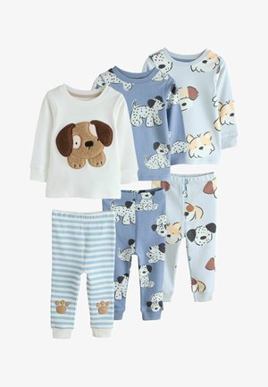 Három szett gyerek pizsama kutyás mintákkal, többek között barna kutya applikációval, foltos kutya nyomatokkal és csíkos nadrággal, tappancs foltokkal.