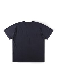 Απλό μαύρο κοντομάνικο T-shirt, με στρογγυλή λαιμόκοψη, απλωμένο επίπεδα, δείχνοντας την πίσω πλευρά σε λευκό φόντο.