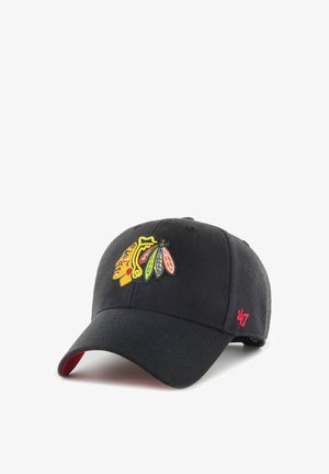 Gorra de béisbol negra con un logo bordado en la parte frontal que presenta plumas coloridas. Acentos rojos en la parte inferior del visera y detalles del logo.