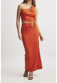 Orange to-delt sæt med en asymmetrisk crop top med én skulder og en maxinederdel med rynket detalje og runde udskæringer. Glat, elastisk stof.