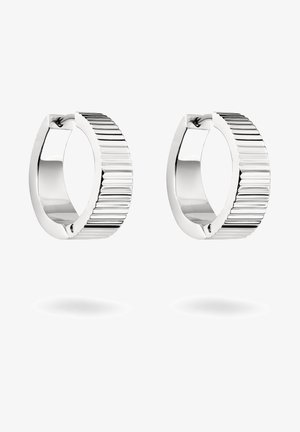 Silberne Creolen mit einem strukturierten, gerippten Design und glänzender Oberfläche. Jede Ohrringe hat eine kreisförmige Form und einen sicheren Verschluss.