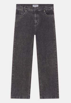 Jean en denim gris avec une coupe droite, cinq poches et des coutures visibles. Il dispose d'un zip et d'un bouton pour la fermeture.