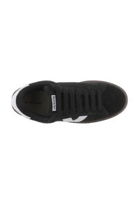 Zapatillas de ante negro con un logo y rayas blancas, cordones negros y suela de goma marrón. Diseño plano con acentos y texturas mínimas.