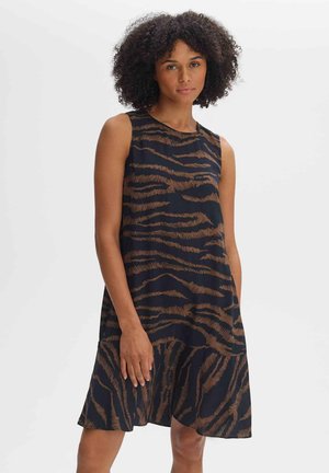 Robe sans manches en tissu bleu foncé présentant un motif zèbre brun. Forme évasée avec une coupe décontractée et une texture douce.