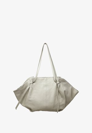 Borsa a mano in pelle grigia con finitura strutturata, dotata di lunghi manici e di una forma unica piegata con chiusure a coulisse sui lati.