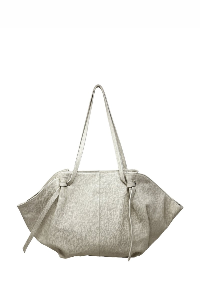 Szara torba shopper z skóry o fakturowanym wykończeniu, wyposażona w długie paski i unikalny, składany kształt z zaciąganymi sznurkami po bokach.
