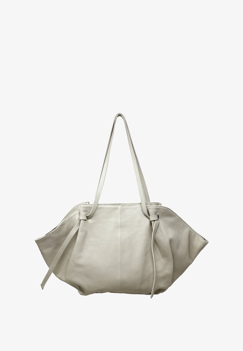 Szara torba shopper z skóry o fakturowanym wykończeniu, wyposażona w długie paski i unikalny, składany kształt z zaciąganymi sznurkami po bokach.