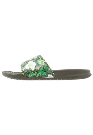 Sandale à enfiler avec une semelle vert foncé et une large bride ornée d'un motif coloré de fleurs et de feuillages.