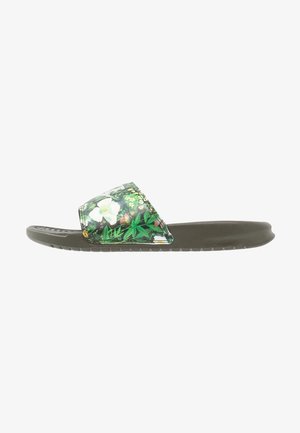 Sandale à enfiler avec une semelle vert foncé et une large bride ornée d'un motif coloré de fleurs et de feuillages.