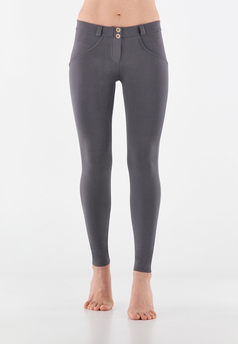 Leggings grigi con un design aderente, chiusura a due bottoni e tasche laterali. Realizzati in un materiale morbido ed elastico per il massimo comfort.