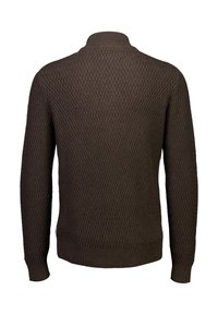 Brązowy sweter wykonany z dzianiny z teksturowanym wzorem w romby, wysoki kołnierz i ściągacze na mankietach. Projekt ma długie rękawy i dopasowaną talię.