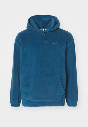 Sudadera de forro polar azul con bolsillo canguro, capucha con cordón ajustable y puños elásticos. Presenta un logotipo sutil en el pecho.