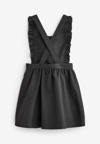 Grijze denimjurk met ruches aan de schouderbanden en een geplooide rok. Heeft een geruit kruisvormig ontwerp aan de achterkant en een nauwsluitende tailleband.