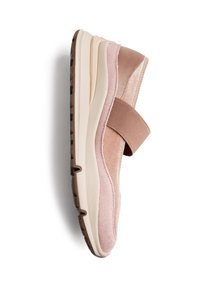 Scarpa slip-on in suede rosa chiaro con suola spessa beige e ampia fascia elastica sulla parte superiore, esposta su sfondo bianco.