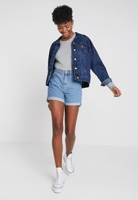 Vero Moda VMNINETEEN LOOSE SHORTS - Shorts Vaqueros - Black/negro