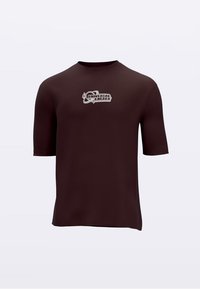 Pruun lühikeste varrukatega t-särk, mis on valmistatud siledast kangast ja mille esiküljel on valge graafiline logo koos stiliseeritud tekstiga ning ümmarguste detailidega.