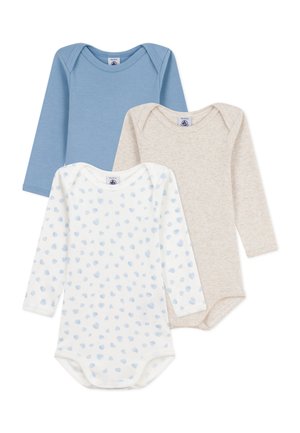 Drie lange mouw bodysuits: één lichtblauw, één beige en één wit met lichtblauwe hartjespatronen, gemaakt van zachte, ademende stof.
