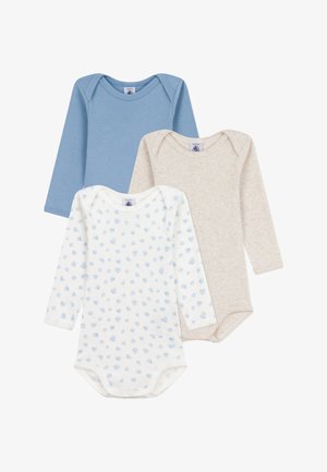 Drei Langarm-Bodysuits: einer in Hellblau, einer in Beige und einer in Weiß mit hellblauen Herzmustern, aus weichem, atmungsaktivem Stoff gefertigt.