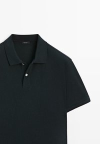 Schwarzes Polohemd mit kurzen Ärmeln, zweiknöpfiger Knopfleiste und einfarbigem strukturiertem Stoff, flach auf weißem Hintergrund liegend.