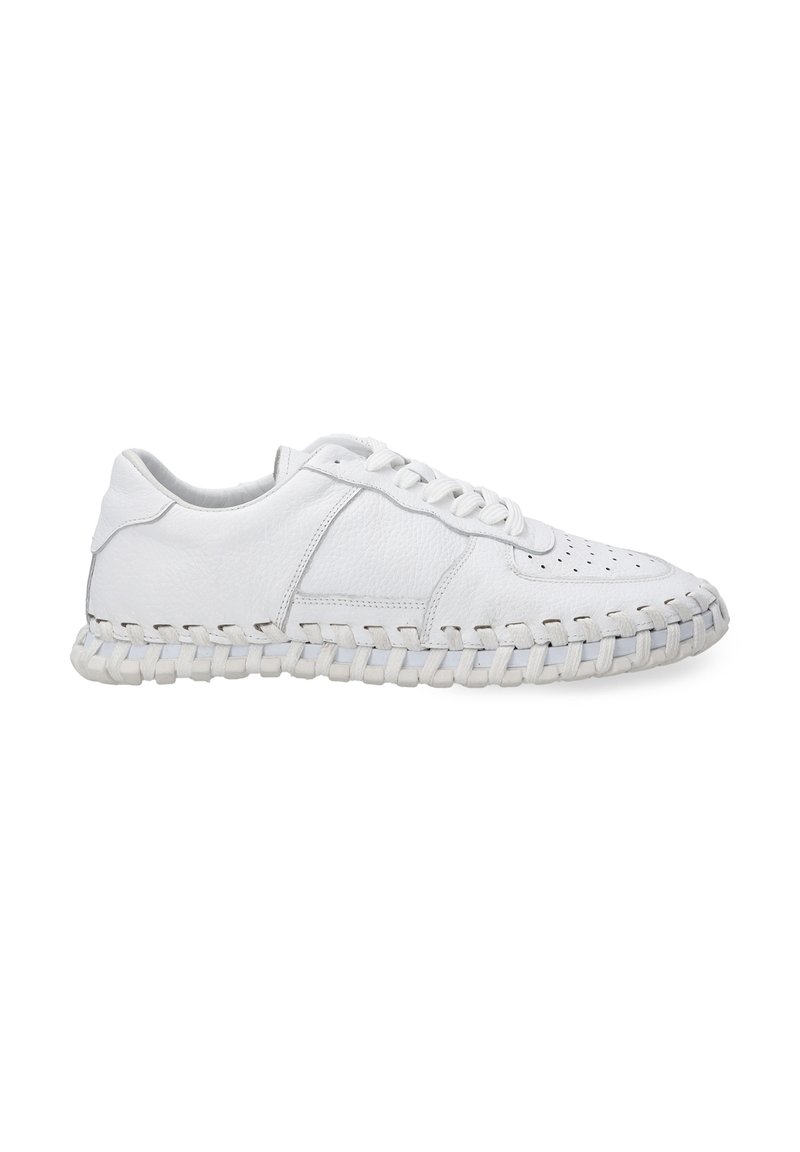 Weiße Ledersneaker mit durchlöchertem Zehenbereich, genähten Sohlen und strukturierter Oberfläche. Verfügt über flache Schnürsenkel und eine low-profile Silhouette.