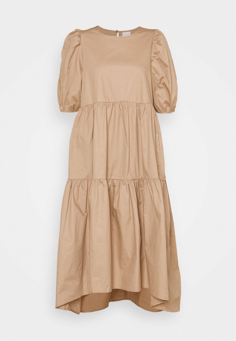 Robe midi beige à volants, manches bouffantes aux coudes et col rond, avec une taille légèrement froncée et un ourlet asymétrique.