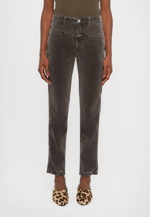 Grijze corduroy broek met een rechte snit, voorzien van zijzakken, een knoopsluiting en stikselaccenten. Draagt met slip-ons met luipaardprint.