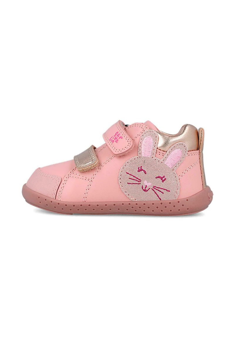 Zapato de niña pequeño en color rosa con dos correas de velcro, un tacón metálico dorado y un diseño de cara de conejo brillante en el costado.