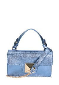 Borsa metallizzata blu realizzata in materiale testurizzato, caratterizzata da una forma rettangolare, manico corto, tracolla lunga e un accento in metallo color oro.