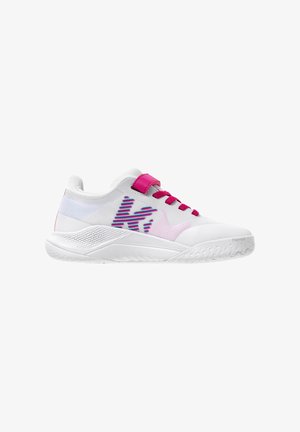 Scarpa sportiva bianca con tomaia in mesh e dettagli rosa, caratterizzata da un design grafico distintivo. Presenta una suola testurizzata per una migliore aderenza.