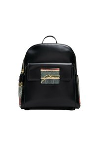 Zaino in pelle nera con una tasca frontale che presenta un pannello di tessuto multicolore. Dettagli in metallo dorato e una maniglia superiore.