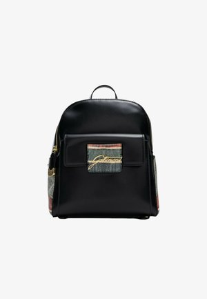 Zaino in pelle nera con una tasca frontale che presenta un pannello di tessuto multicolore. Dettagli in metallo dorato e una maniglia superiore.