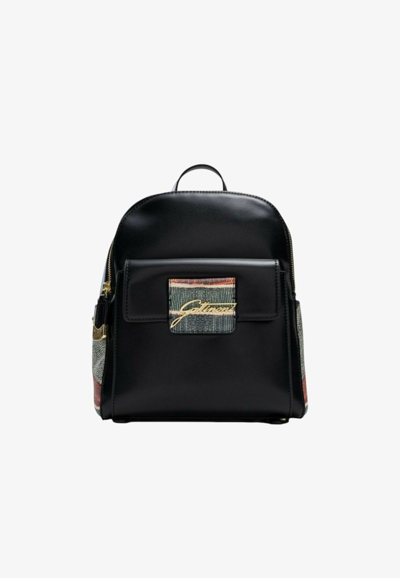 Zaino in pelle nera con una tasca frontale che presenta un pannello di tessuto multicolore. Dettagli in metallo dorato e una maniglia superiore.