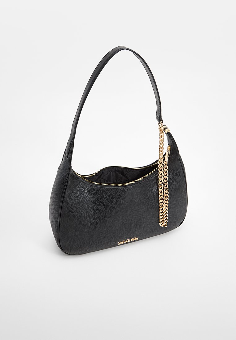 Borsa a mano in pelle nera con finitura testurizzata, forma curva, manico corto, decorazione in catena dorata e chiusura con zip nella parte superiore. Dettaglio del logo dorato sul davanti.