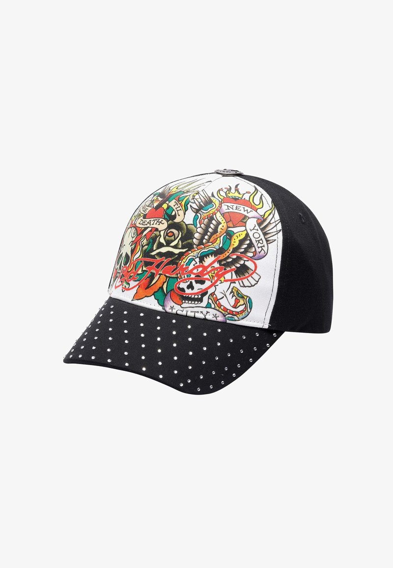 Černá kšiltovka s bílou přední částí, zdobená barevnými grafikami ve stylu tetování, lebkami a hravým textem. Černý texturovaný kšilt ozdobený stříbrnými hroty.