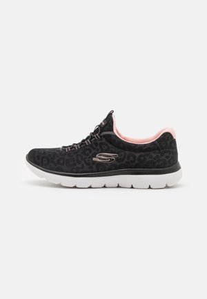 Pantofle sportive negre cu un model leopard, accente roz, superior din plasă și sole albă din cauciuc. Caracteristici includ un design cu șireturi și detalii cu logo.