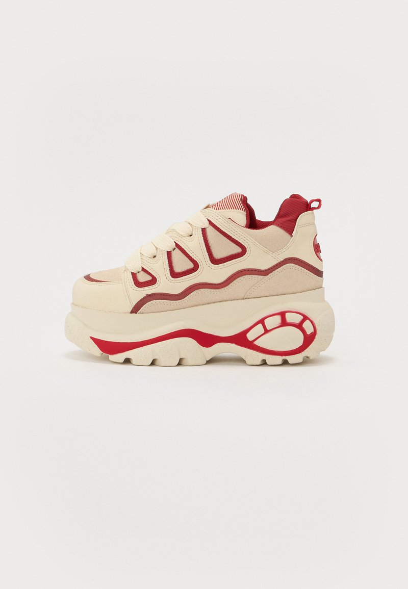 Zapatillas chunky con una combinación de colores beige y rojo, hechas de tela y goma, que cuentan con suelas gruesas, acentos rojos y un diseño texturizado.