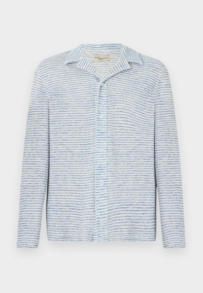 Chemise légère à boutons avec des rayures horizontales bleues et blanches, un col ouvert et des manches longues, avec une coupe régulière.