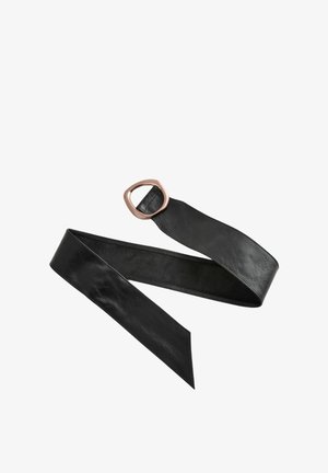 Čierny kožený opasok s veľkou zaoblenou obdĺžnikovou bronzovou prackou a špicatými koncami, rozložený na bielom pozadí.