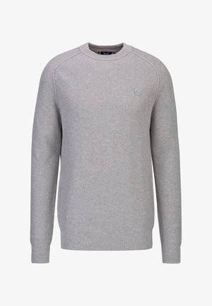 Lichtgrijze gebreide trui met lange mouwen en een ronde hals, met een klein geborduurd logo op de linkerborst en geribbelde boorden en zoom.