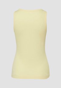 Camiseta sin mangas amarilla clara acanalada con cuello redondo, vista desde atrás sobre un fondo gris liso.