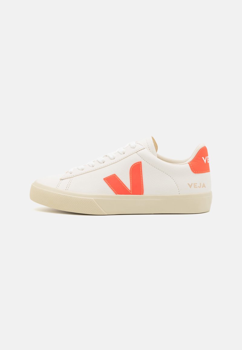 Hvite lær sneakers med en teksturert overflate, med en lys orange V-logo og hælinnsats, samt en beige gummisåle.