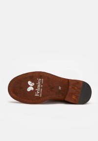 Braune Holzschuhsohle mit abgerundeter Form, versehen mit einem weißen Logo, Nähdetails und einer schwarzen Gummisohle. Größe 37 angegeben.