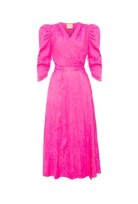Różowa satynowa sukienka midi z fasonem kopertowym, bufiastymi rękawami, paskiem w talii i kwiatowym detalem tekstury. Dekolt w kształcie litery V i swobodny krój.