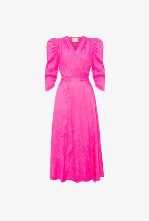 Różowa satynowa sukienka midi z fasonem kopertowym, bufiastymi rękawami, paskiem w talii i kwiatowym detalem tekstury. Dekolt w kształcie litery V i swobodny krój.