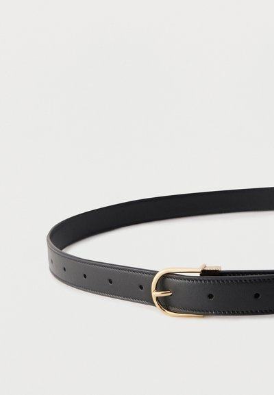 Μαύρη δερμάτινη ζώνη με πολλαπλές τρύπες και χρυσή ορθογώνια αγκράφα σε λευκό φόντο.