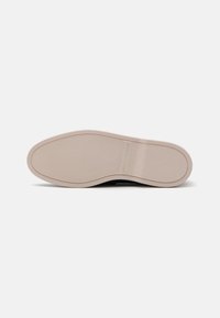 Világos bézs színű sneaker talp, texturált mintával. Lekerekített forma, tiszta szélek, és minimalista márkázás, ami egyszerű dizájnt biztosít.