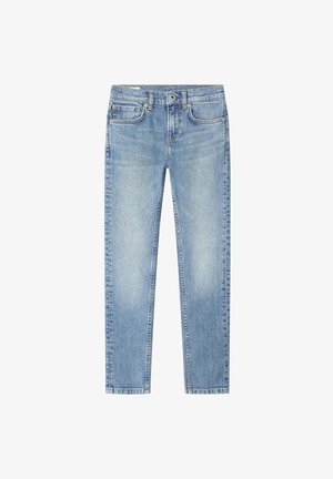 Vaqueros de mezclilla azul claro de corte recto, con cinco bolsillos, cierre de botón y cremallera, y un leve desteñido en la tela.